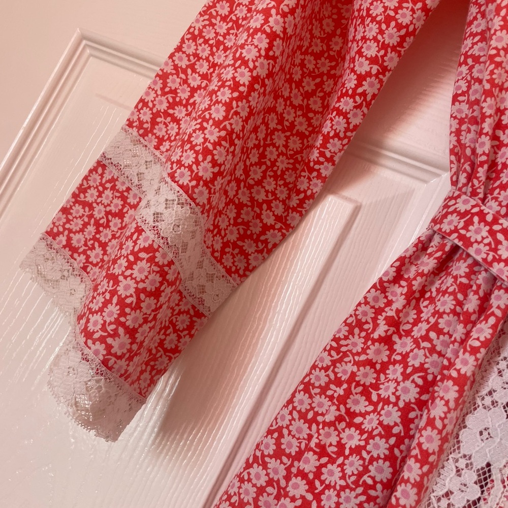 1970s Vintage Red Floral Lace Trim Robe - Picture 4 of 6